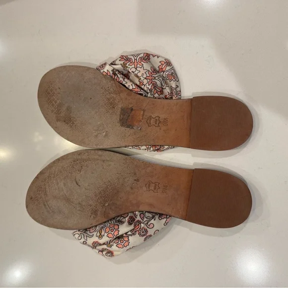 Tory Burch Carson flat thong sandal - printed satin in hicks garden color - Picture 7 of 11